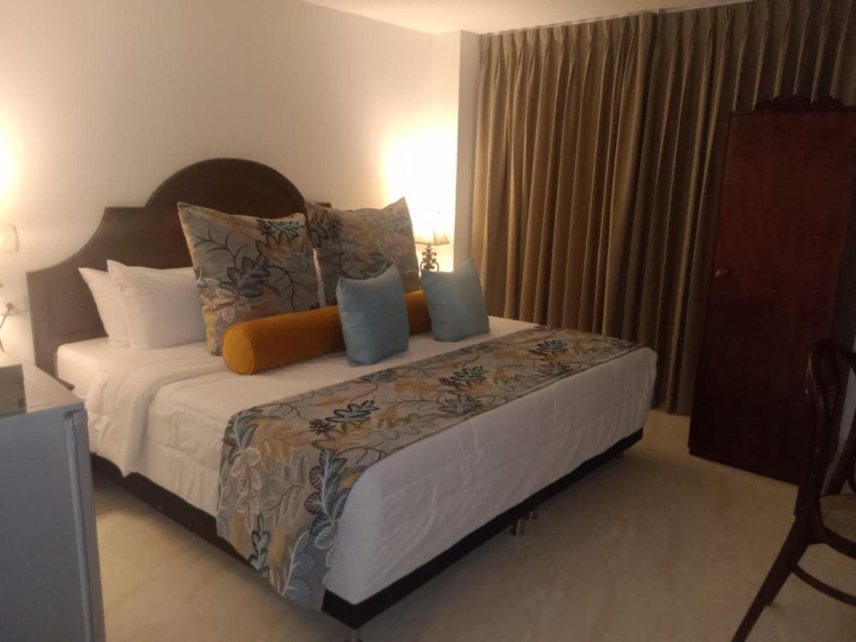Hotel Dorado Plaza Calle Del Arsenal Cartagena Exterior photo